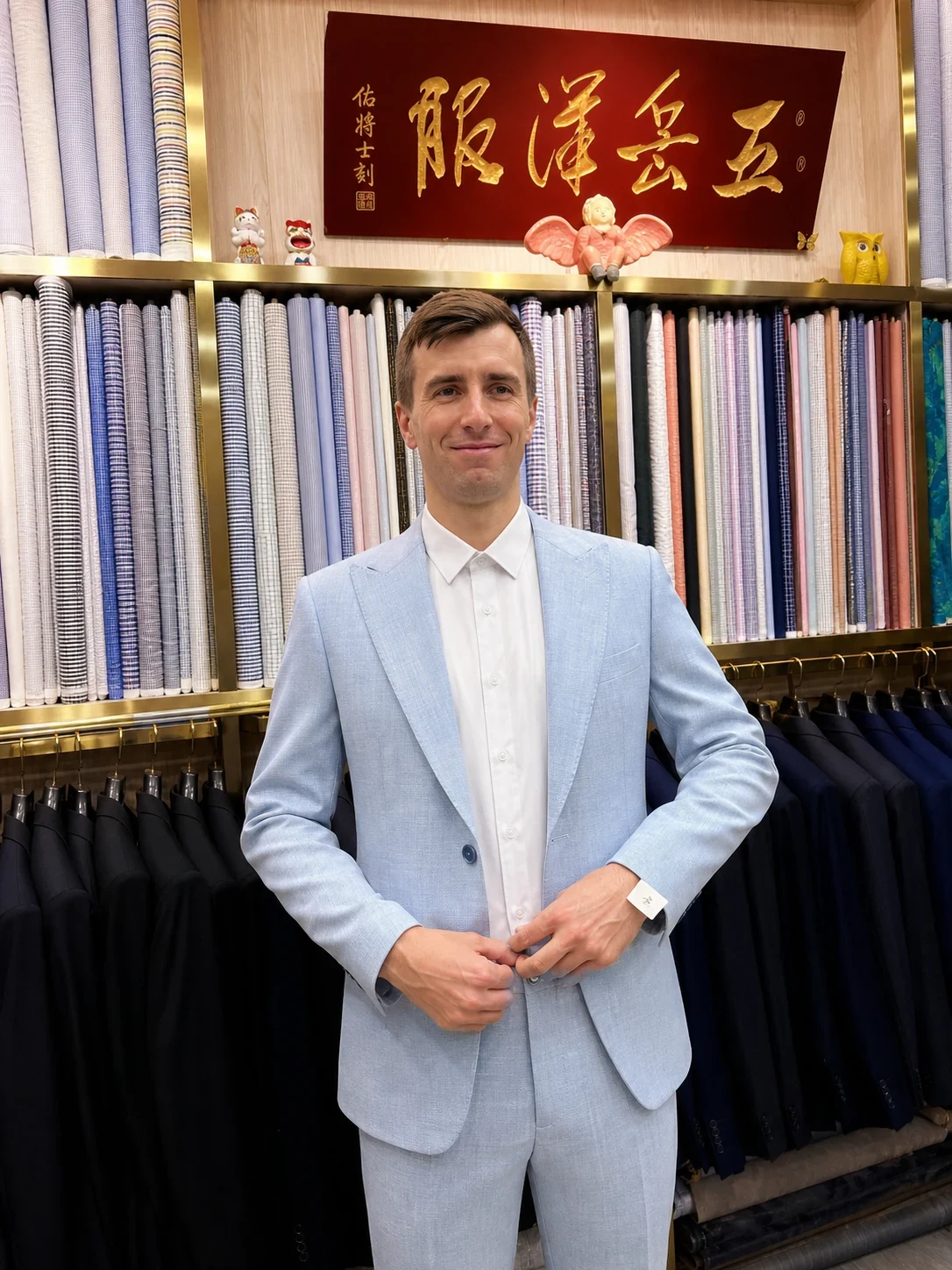 客户在五岳洋服试穿浅蓝色两件套与白衬衫