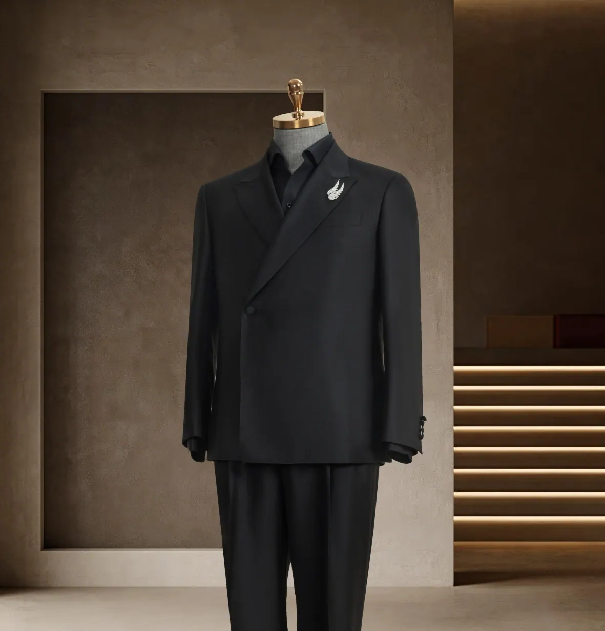 礼服系列 第 12 张参考图:黑色立领礼服、口袋刺绣、仪式定制,五岳洋服上海西装定制