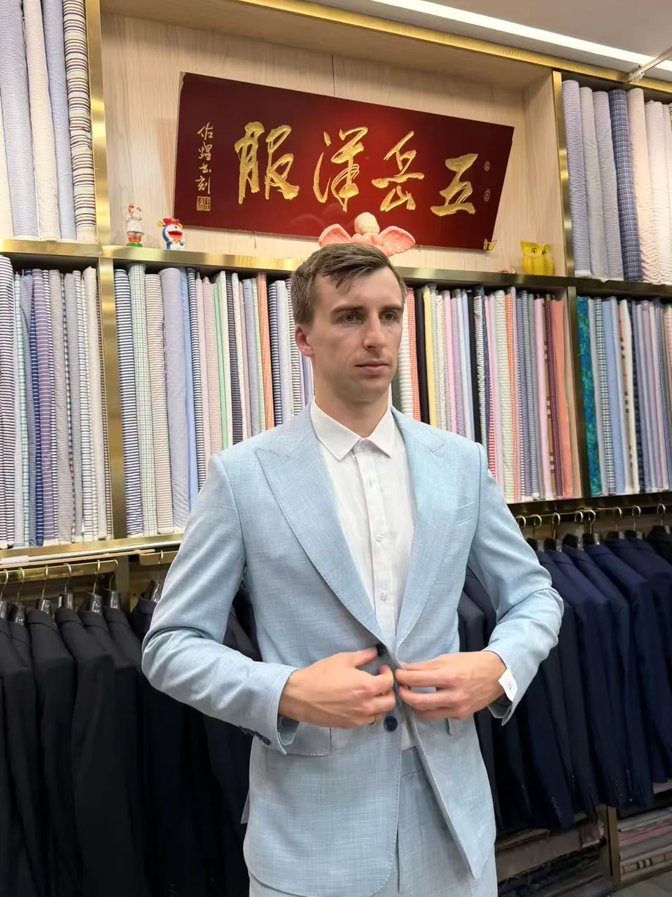 五岳洋服客户完成试身后的浅蓝色定制西装
